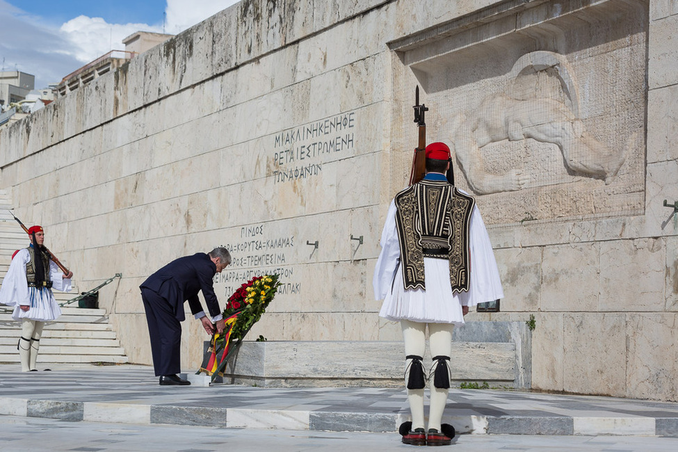 Bundespräsident Joachim Gauck bei der Kranzniederlegung am Grabmal des unbekannten Soldaten auf dem Syntagma Platz