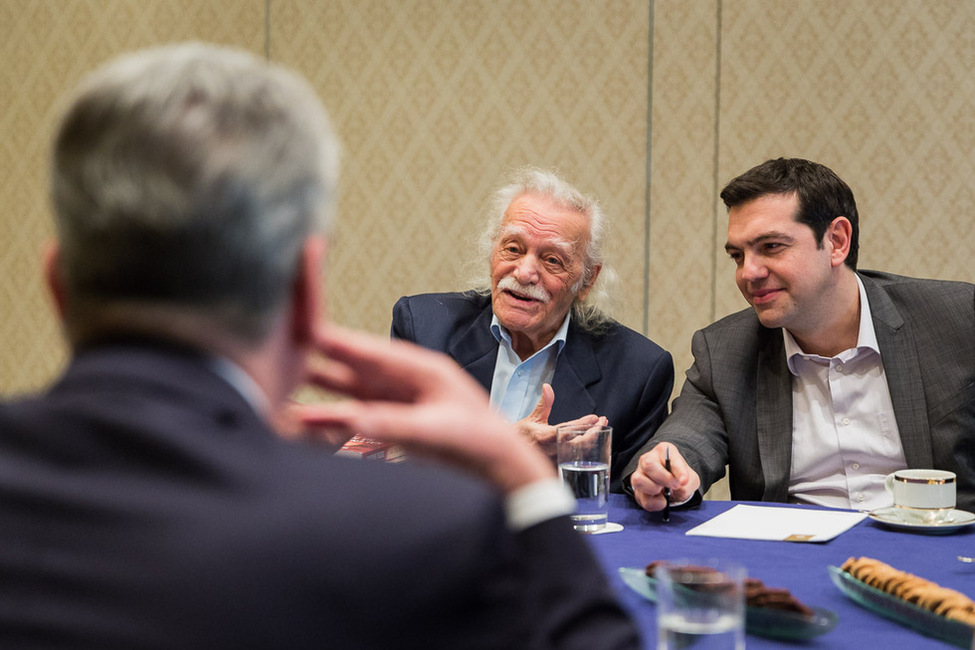 Bundespräsident Joachim Gauck im Gespräch mit dem ehemaligen Widerstandskämpfer Manolis Glezos (li.) und mit Alexis Tsipras, Vorsitzender des Parteienbündnisses Syriza