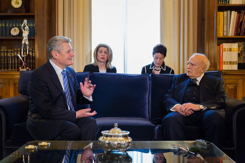 Bundespräsident Joachim Gauck im Austausch mit dem Präsidenten der Hellenischen Republik, Karolos Papoulias