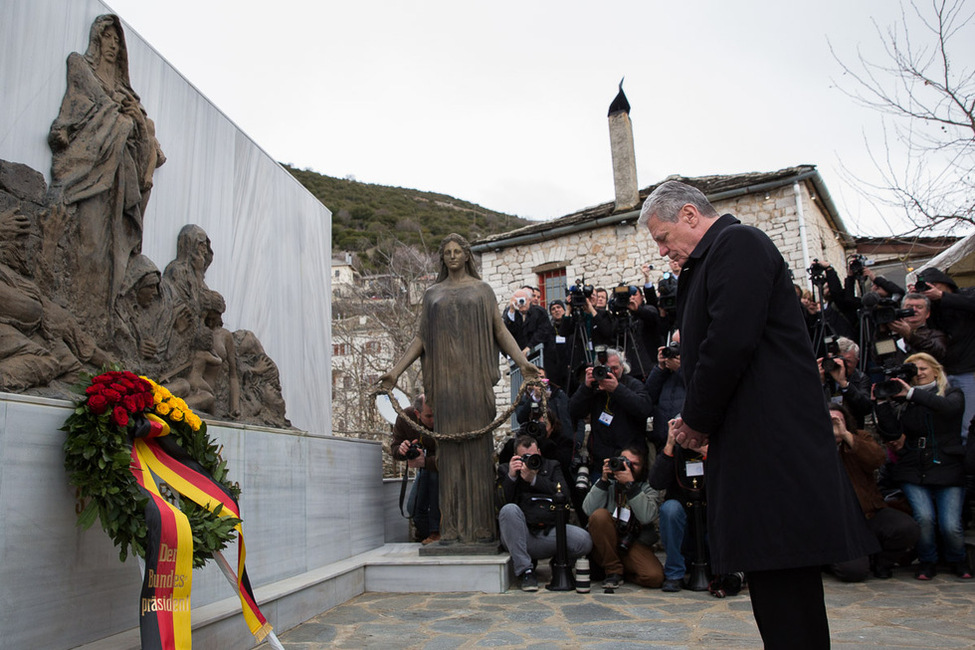 Bundespräsident Joachim Gauck gedenkt der Opfer am Mahnmal in Lingiades