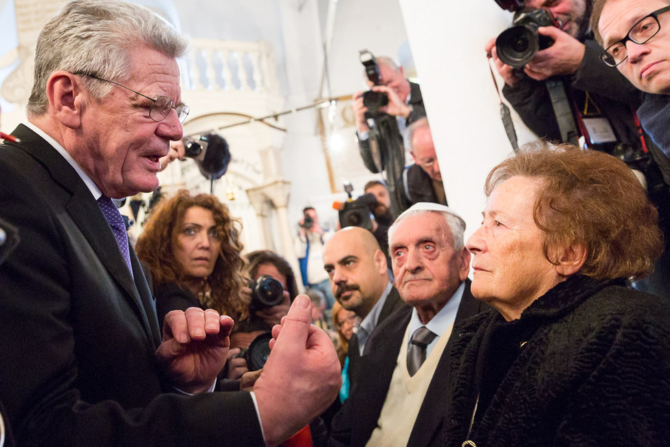 Bundespräsident Joachim Gauck im Austausch mit Überlebenden des Holocaust in Ioannina