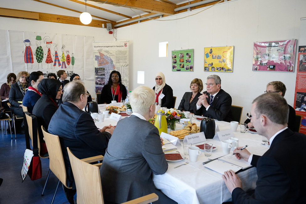 Bundespräsident Joachim Gauck und Daniela Schadt im Austausch mit Vertreterinnen des Projekts 'Stadtteilmütter in Neukölln'