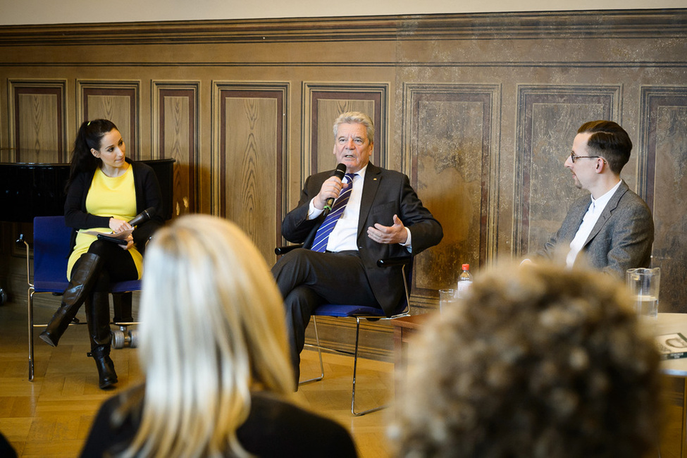 Bundespräsident Joachim Gauck beim Podiumsgespräch mit dem Autor Paul Bokowski und der Moderatorin Vivian Perković im Rahmen des Thementages 'Unterwegs zum Miteinander'  
