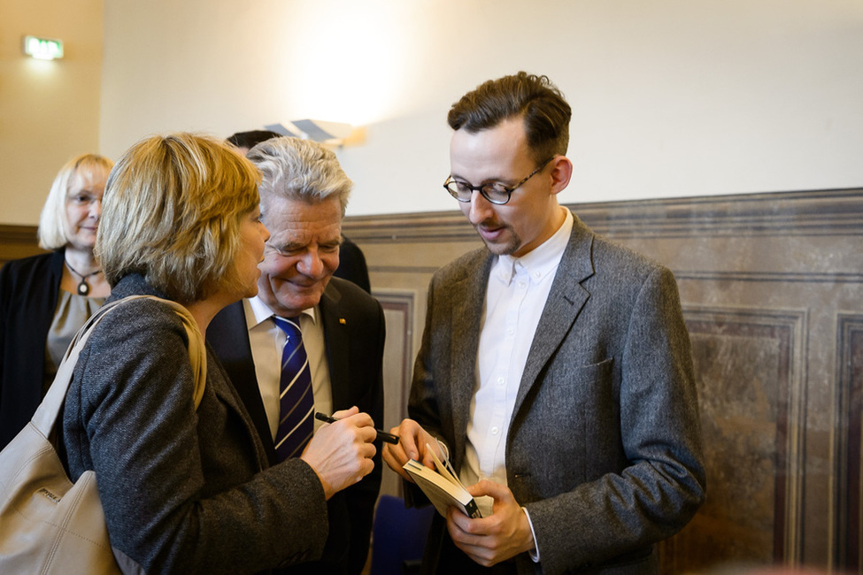 Bundespräsident Joachim Gauck und Daniela Schadt im Gespräch mit dem Autor Paul Bokowski im Rahmen des Thementages 'Unterwegs zum Miteinander'