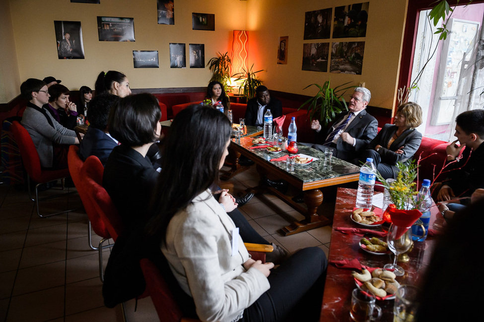 Bundespräsident Joachim Gauck und Daniela Schadt im Gespräch mit Vertreterinnen und Vertretern von Vereinen und Initiativen im Café Kotti im Rahmen des Thementages 'Unterwegs zum Miteinander'