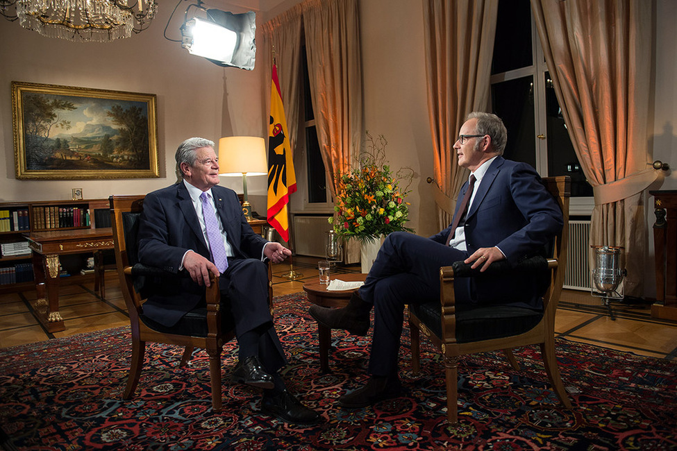 Bundespräsident Joachim Gauck im Interview mit Reinhold Beckmann in seinem Amtszimmer