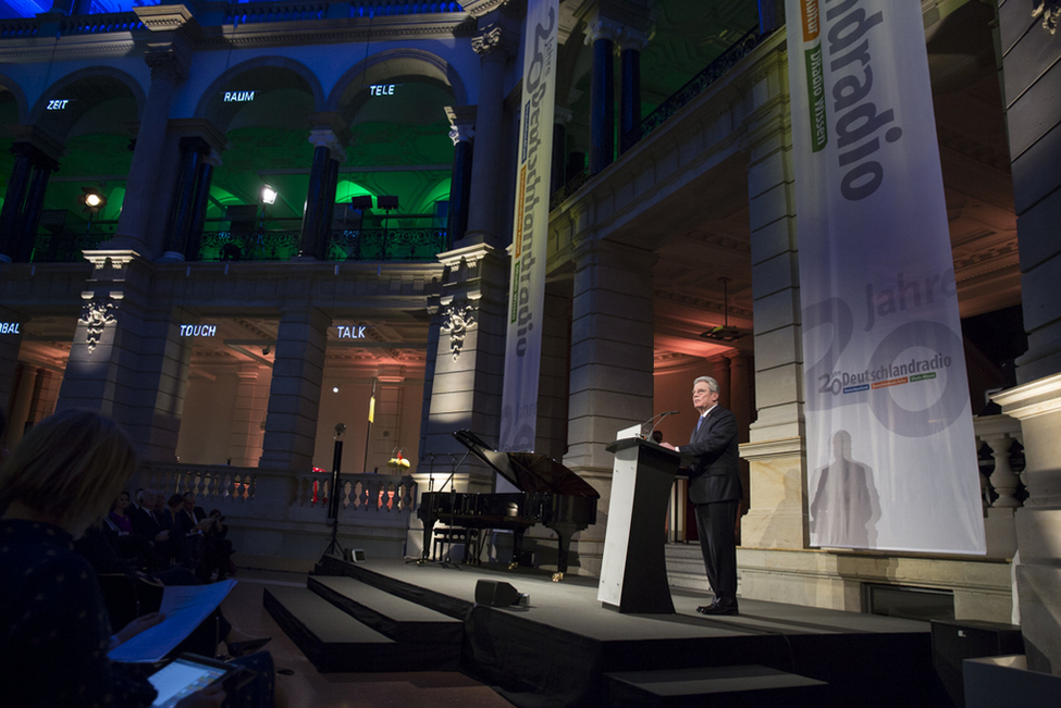 Bundespräsident Joachim Gauck hält bei der Festveranstaltung '20 Jahre Deutschlandradio' eine Ansprache im Berliner Museum für Kommunikation