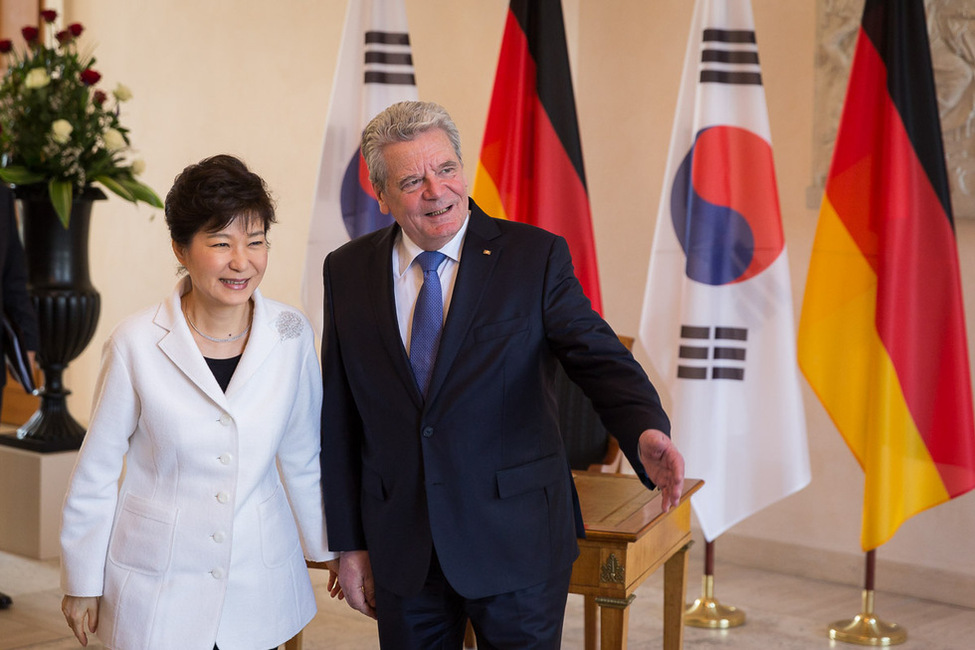 Bundespräsident Joachim Gauck und Park Geun-hye, Präsidentin der Republik Korea, nach dem Gästebucheintrag im Schloss Bellevue