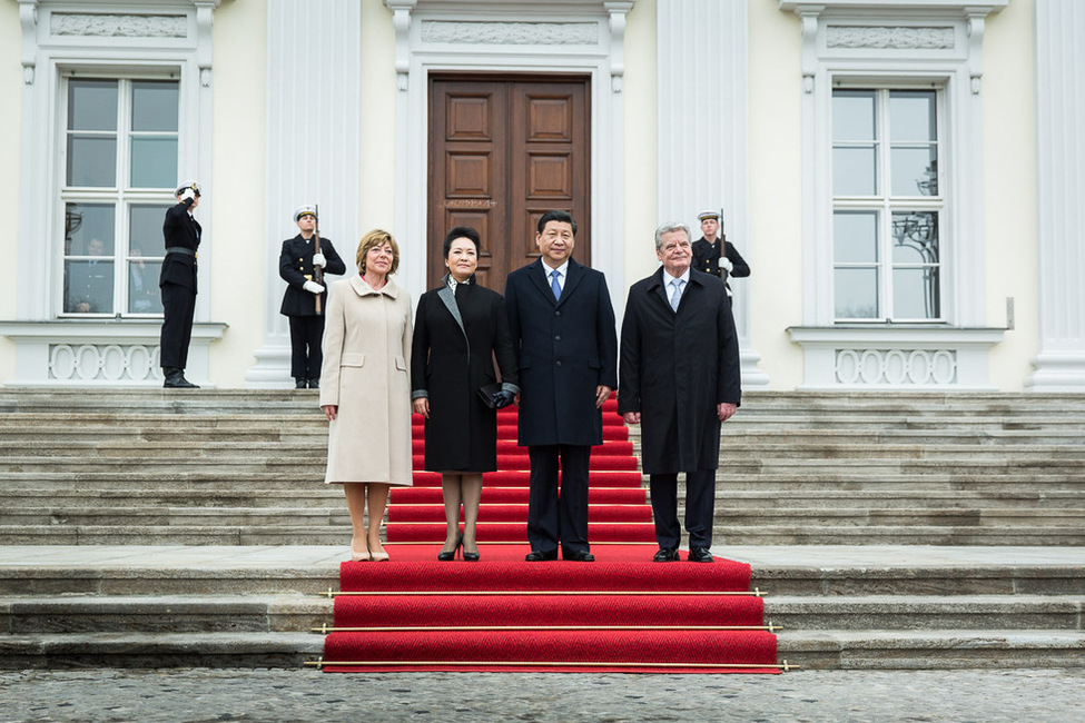 Bundespräsident Joachim Gauck begrüßt den chinesischen Präsidenten Xi Jinping und seine Frau, Peng Liyuan, zusammen mit Daniela Schadt in Schloss Bellevue