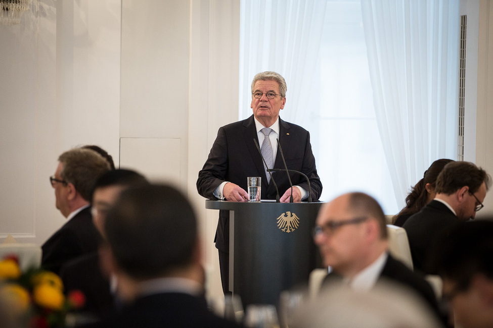 Bundespräsident Joachim Gauck hält eine Ansprache beim Mittagessen anlässlich des Staatsbesuchs des chinesischen Präsidenten Xi Jinping im Großen Saal in Schloss Bellevue