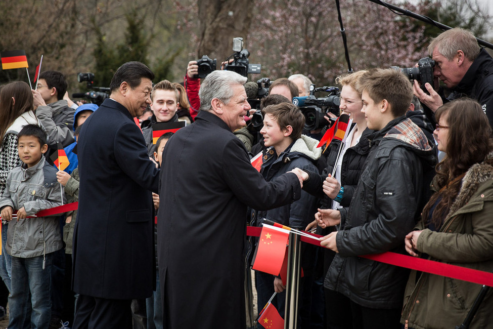 Bundespräsident Joachim Gauck begrüßt zusammen mit dem chinesischen Präsidenten Xi Jinping Schüler des Romain-Rolland-Gymnasiums und Kindern von Angehörigen der chinesischen Botschaft 