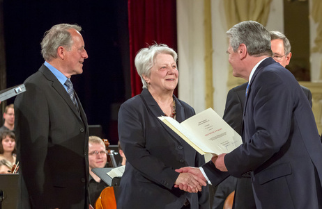 Bundespräsident Joachim Gauck überreicht die Pro-Musica-Plakette an den musikalischen Leiter des Bandonion Orchesters Dresden e. V., Bernd Junghans, und an die Vorsitzende des Orchesters, Hannekore Ludewig 