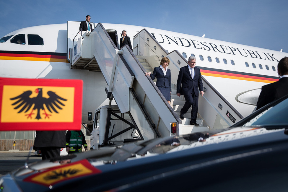 Bundespräsident Joachim Gauck und Daniela Schadt bei der Ankunft am Flughafen Payerne während des offiziellen Besuchs in der Schweiz