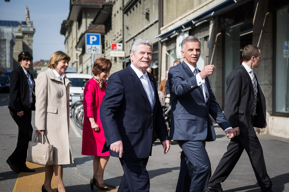Bundespräsident Joachim Gauck und Daniela Schadt mit dem schweizerischen Bundespräsidenten Didier Burkhalter sowie Friedrun Sabine Burkhalter bei einem kurzen Gang durch die Berner Innenstadt 