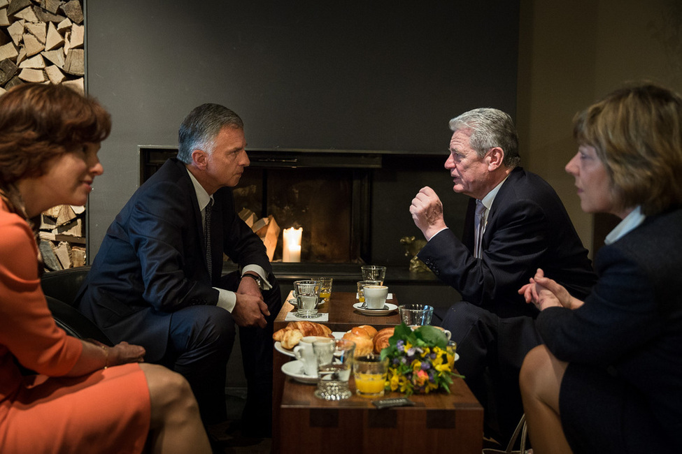 Bundespräsident Joachim Gauck und Daniela Schadt im Gespräch mit dem schweizerischen Bundespräsidenten Didier Burkhalter sowie Friedrun Sabine Burkhalter im Café Einstein