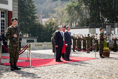 Bundespräsident Joachim Gauck wird mit militärischen Ehren durch den Bundespräsidenten der Schweizerischen Eidgenossenschaft, Didier Burkhalter, begrüßt