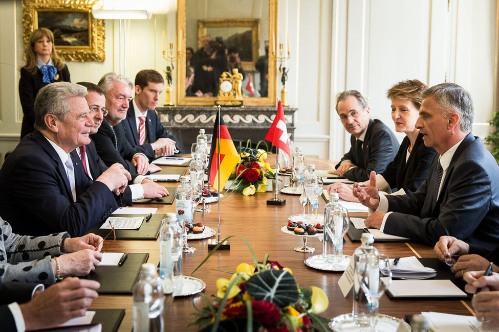 Bundespräsident Joachim Gauck im Gespräch mit dem Bundespräsidenten der Schweizerischen Eidgenossenschaft, Didier Burkhalter, auf dem Landgut Lohn  