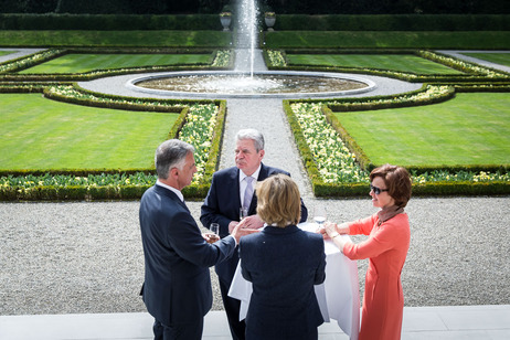 Bundespräsident Joachim Gauck und Daniela Schadt im Gespräch mit dem schweizerischen Bundespräsidenten Didier Burkhalter und Friedrun Sabine Burkhalter