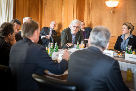 Bundespräsident Joachim Gauck und Daniela Schadt im Gespräch mit schweizer Experten zum Thema 'Direkte Demokratie'