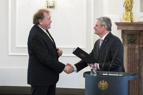 Bundespräsident Joachim Gauck verleiht Dieter Engels, Präsident des Bundesrechnungshofes, das Große Verdienstkreuz  