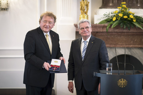 Bundespräsident Joachim Gauck verleiht Dieter Engels, Präsident des Bundesrechnungshofes, das Große Verdienstkreuz 