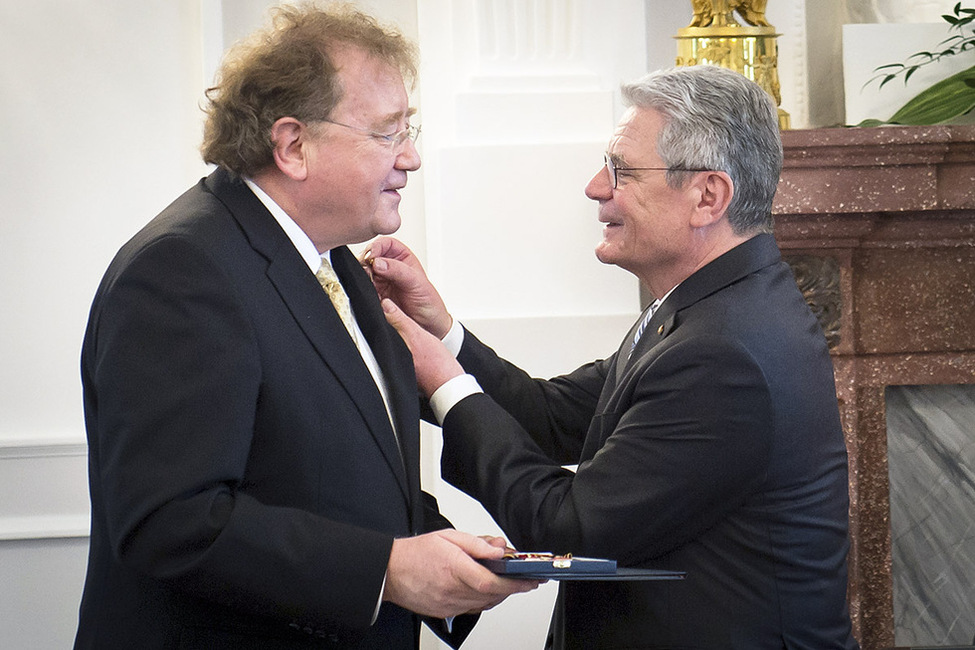 Bundespräsident Joachim Gauck verleiht Dieter Engels, Präsident des Bundesrechnungshofes, das Große Verdienstkreuz und steckt ihm die Miniatur des Ordens ans Revers 