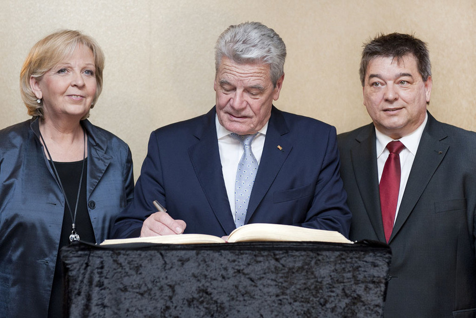 Bundespräsident Joachim Gauck trägt sich im Beisein der Ministerpräsidentin von NRW, Hannelore Kraft, in das Goldene Buch der Stadt Marl ein