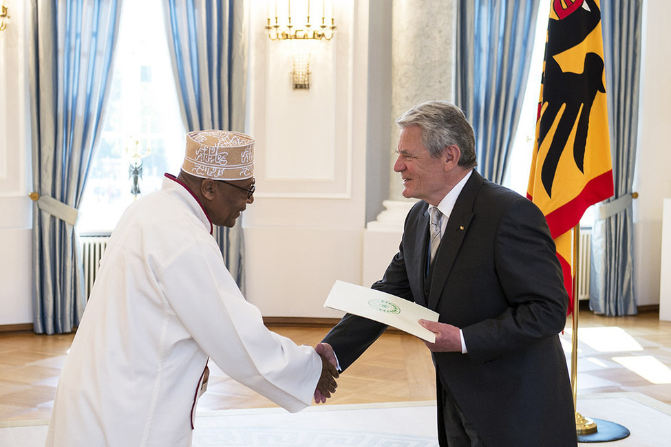 Bundespräsident Joachim Gauck erhält das Beglaubigungsschreiben vom Botschafter der Union der Komoren, Said Mdahoma Ali