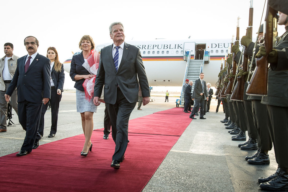 Bundespräsident Joachim Gauck und Daniela Schadt bei der Ankunft am Flughafen Adana während des Staasbesuchs in der Republik Türkei