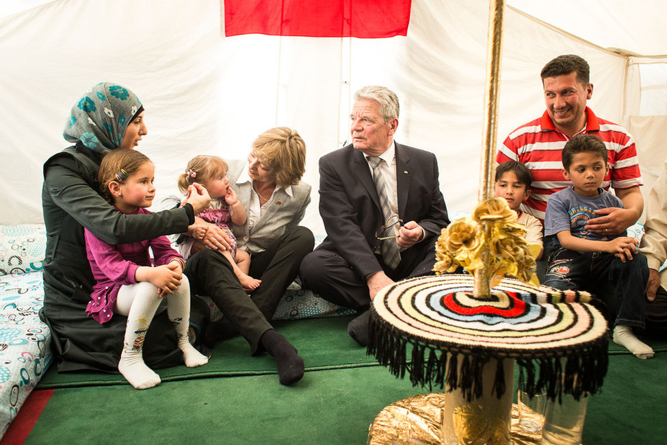 Bundespräsident Joachim Gauck und Daniela Schadt im Gespräch mit einer syrischen Familie im Flüchtlingslager in Kahramanmaraş 