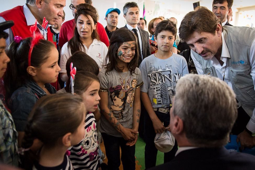 Bundespräsident Joachim Gauck im Gespräch mit Kindern des Unicef-Projektes 'Child friendly space' im Flüchtlingslager in Kahramanmaraş 