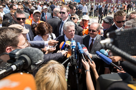 Bundespräsident Joachim Gauck gibt nach seinem Besuch im Flüchtlingslager in Kahramanmaraş vor der Presse ein Statement ab 