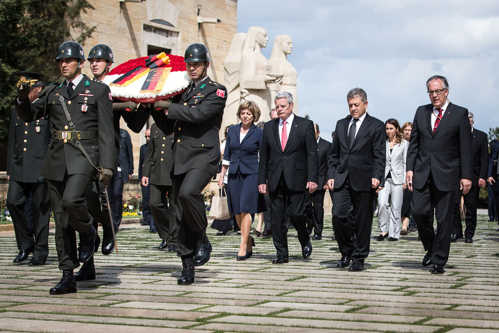 Bundespräsident Joachim Gauck und Daniela Schadt bei der Krankniederlegung am Atatürk-Mausoleum 