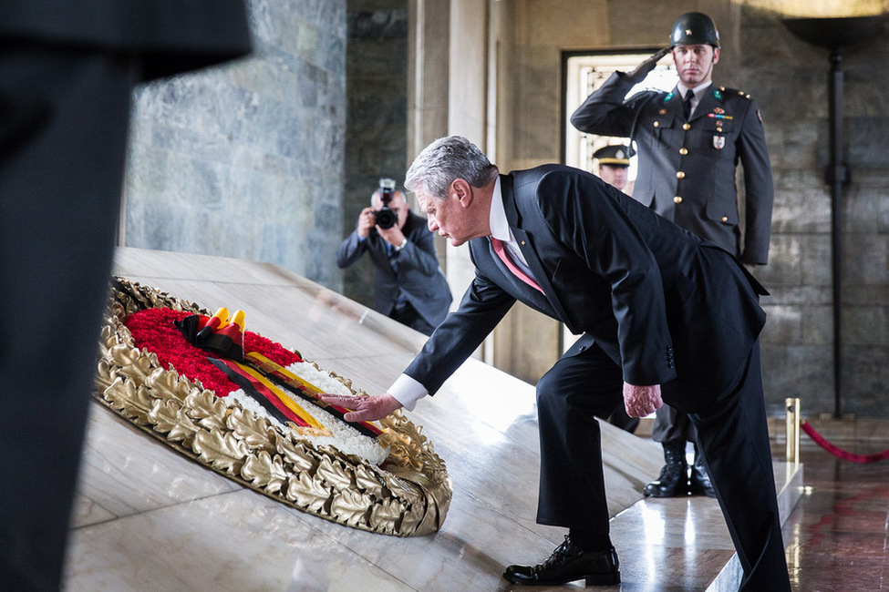 Bundespräsident Joachim Gauck legt am Atatürk-Mausoleum einen Kranz nieder