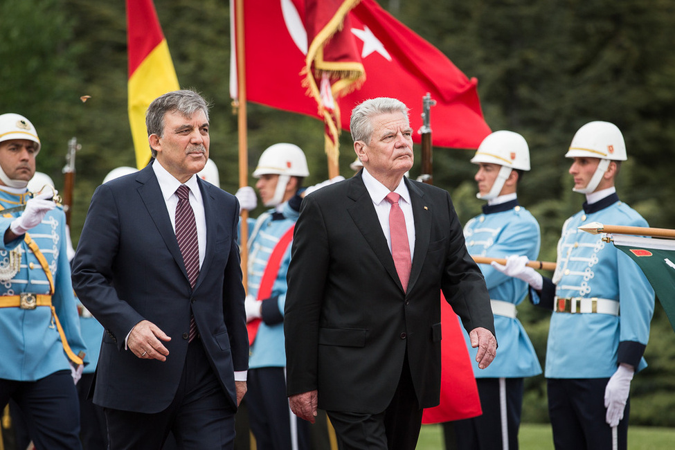 Bundespräsident Joachim Gauck wird vom türkischen Präsidenten Abdullah Gül mit militärischen Ehren begrüßt
