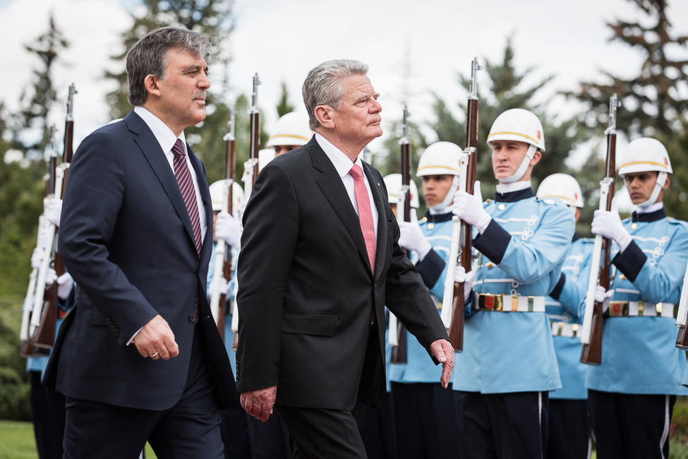 Bundespräsident Joachim Gauck wird vom türkischen Präsidenten Abdullah Gül mit militärischen Ehren begrüßt