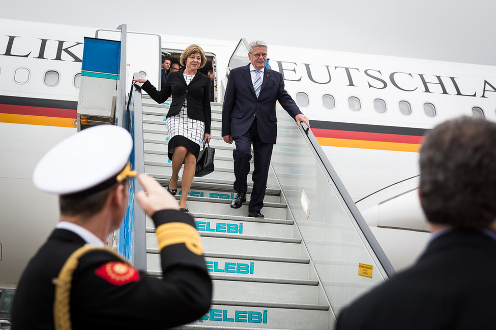 Bundespräsident Joachim Gauck und Daniela Schadt bei der Ankunft am Atatürk-Flughafen Istanbul während des Staasbesuchs in der Republik Türkei