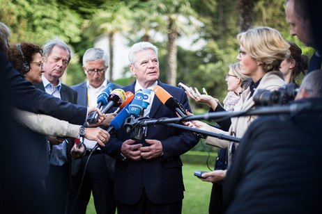 Bundespräsident Joachim Gauck gibt in der Historischen Sommerresidenz des deutschen Botschafters ein Pressestatement