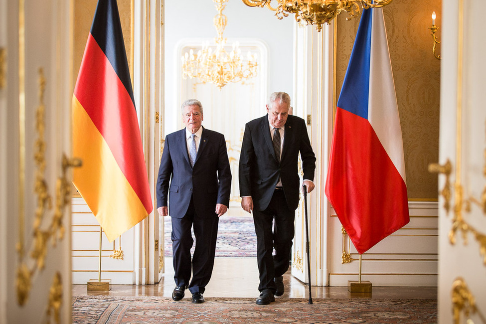 Bundespräsident Joachim Gauck im Austausch mit dem Präsidenten der Tschechischen Republik, Miloš Zeman 