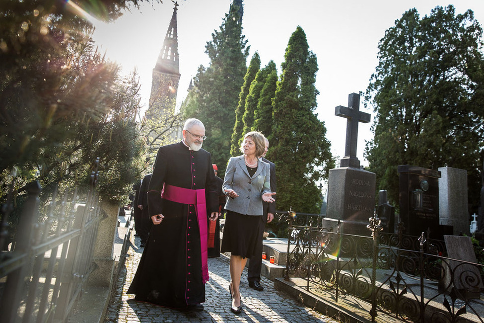Bundespräsident Joachim Gauck und Daniela Schadt besichtigen den Vyšehrader Friedhof