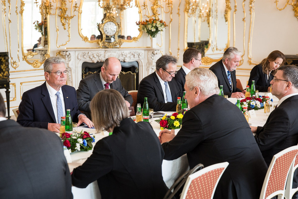 Bundespräsident Joachim Gauck im Gespräch mit dem tschechischen Präsidenten, Miloš Zeman, in der Prager Burg