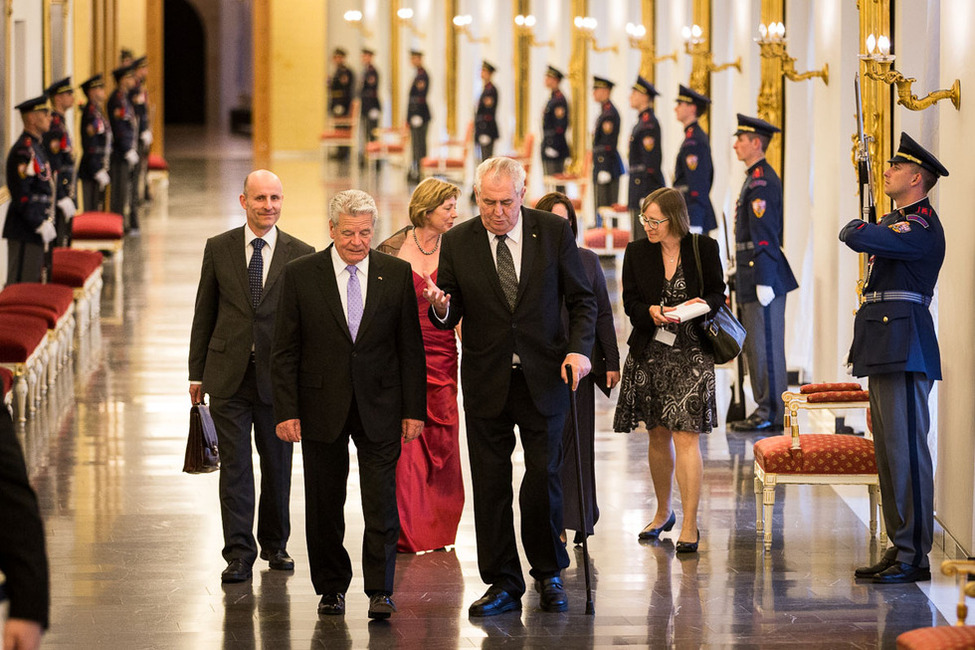 Bundespräsident Joachim Gauck und Daniela Schadt auf dem Weg zum Staatsbankett, gegeben vom tschechischen Präsidenten Miloš Zeman