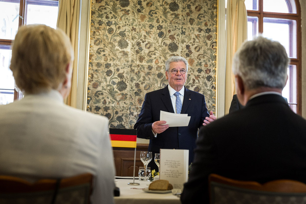 Bundespräsident Joachim Gauck hält eine Ansprache beim Mittagessen, gegeben vom Senatspräsidenten Milan Štěch