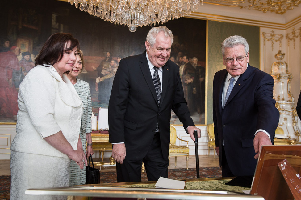 Bundespräsident Joachim Gauck und Daniela Schadt werden vom Präsidenten der Tschechischen Republik, Miloš Zeman, und seiner Frau empfangen