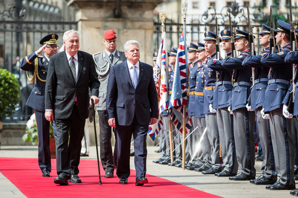 Bundespräsident Joachim Gauck wird mit militärischen Ehren durch den Präsidenten der Tschechischen Republik, Miloš Zeman, begrüßt