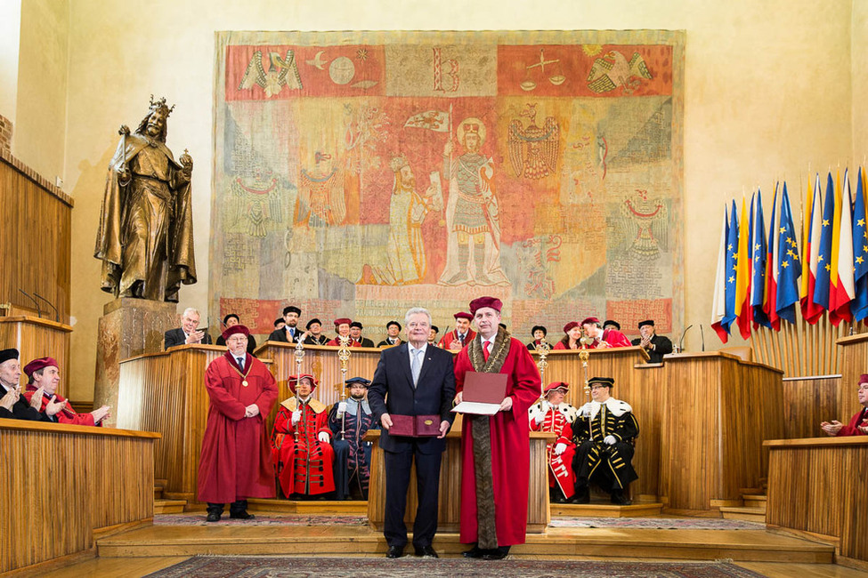 Bundespräsident Joachim Gauck erhält die Gedenkmedaille der Karls-Universität Prag