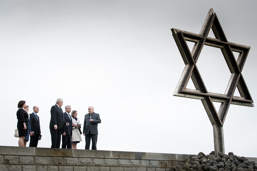 Bundespräsident Joachim Gauck besucht die Gedenkstätte Theresienstadt gemeinsam mit dem tschechischen Präsidenten