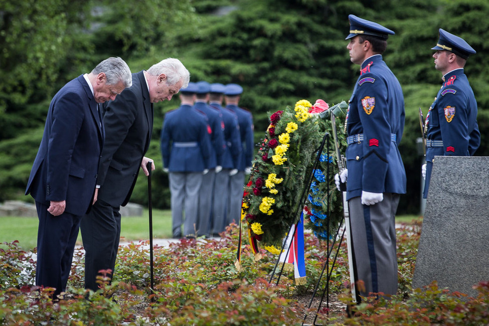 Bundespräsident Joachim Gauck und der tschechische Präsident Miloš Zeman bei der Kranzniederlegung am Mahnmal der Gedenkstätte Theresienstadt