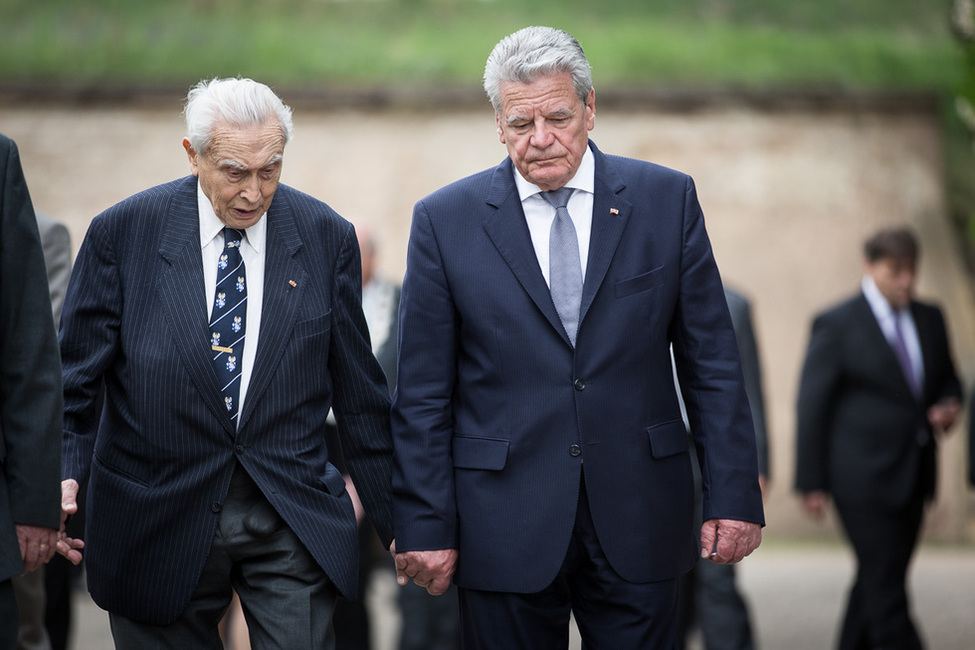 Bundespräsident Joachim Gauck im Austausch mit dem Zeitzeugen Felix Kolmer in der Gedenkstätte Theresienstadt