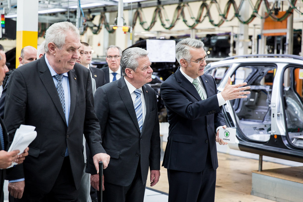 Bundespräsident Joachim Gauck besichtigt das Škoda-Werk im Beisein des tschechischen Präsidenten Miloš Zeman